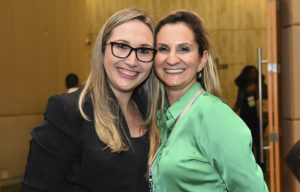 Duas participantes reunidas em um evento.